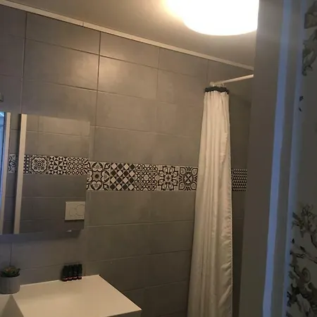Privatunterkunft Garden Room&economy *
